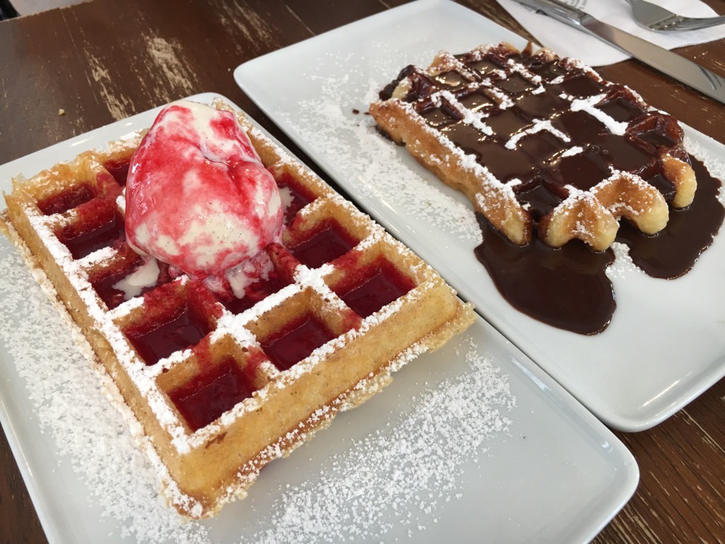 本場ブリュッセルの老舗DANDOY（ダンドワ）でワッフルを食べ比べ